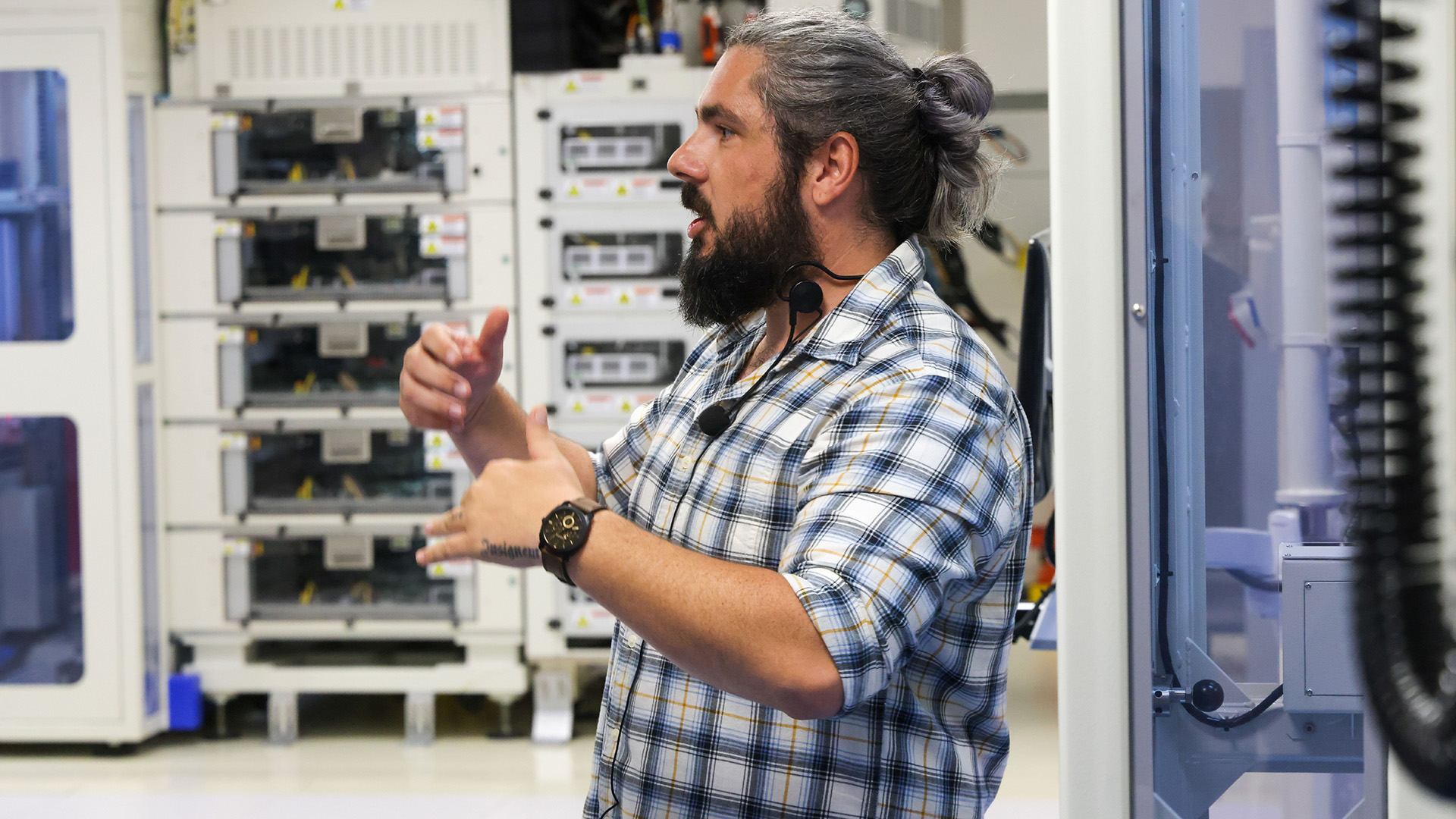 An Intel engineer explaining how the Class Test lab works at IDC.