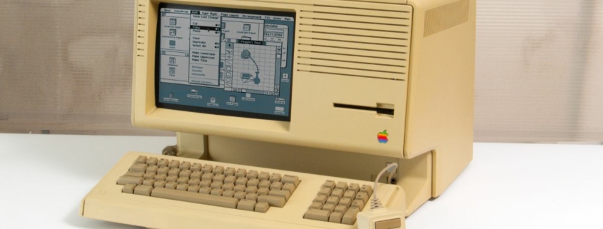 An Apple Lisa home computer with GUI displayed.