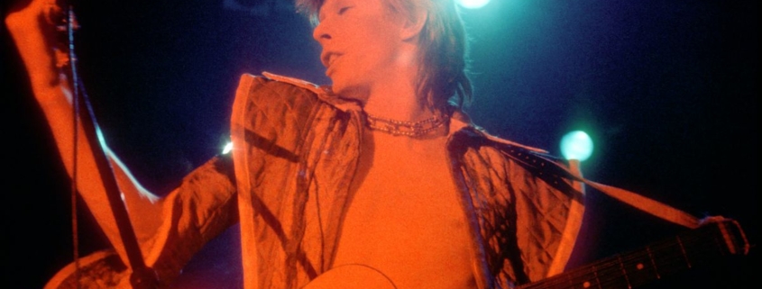 LOS ANGELES - 1973: Musician David Bowie performs onstage during his &quot;Ziggy Stardust&quot; era in 1973 in Los Angeles, California. (Photo by Michael Ochs Archives/Getty Images)