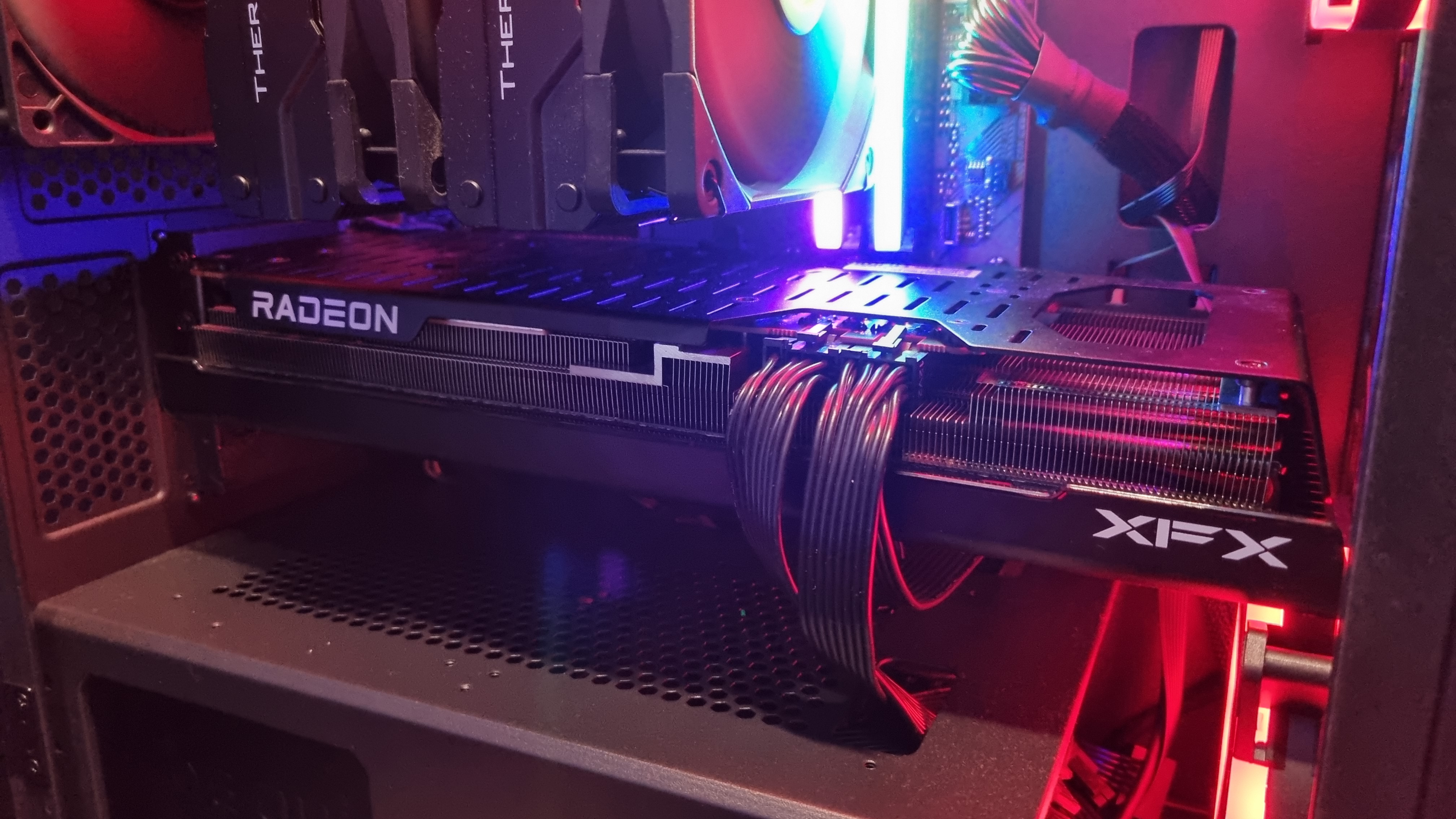 Andy Edser's XFX RX 7800 XT in a red lit case